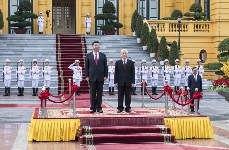 11月12日，中共中央总书记、国家主席习近平在河内越共中央驻地同越共中央总书记阮富仲举行会谈。这是会谈前，阮富仲在主席府广场为习近平举行盛大欢迎仪式。 