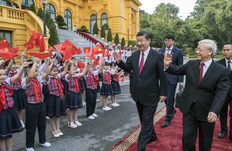 　　11月12日，中共中央总书记、国家主席习近平在河内越共中央驻地同越共中央总书记阮富仲举行会谈。这是会谈前，阮富仲在主席府广场为习近平举行盛大欢迎仪式。