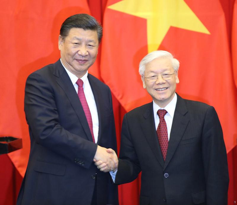 11月12日，中共中央总书记、国家主席习近平在河内越共中央驻地同越共中央总书记阮富仲举行会谈。这是会谈后，两国领导人共同见证共建“一带一路”和“两廊一圈”合作备忘录以及产能、能源、跨境经济合作区、电子商务、人力资源、经贸、金融、文化、卫生、新闻、社会科学、边防等领域合作文件的签署。