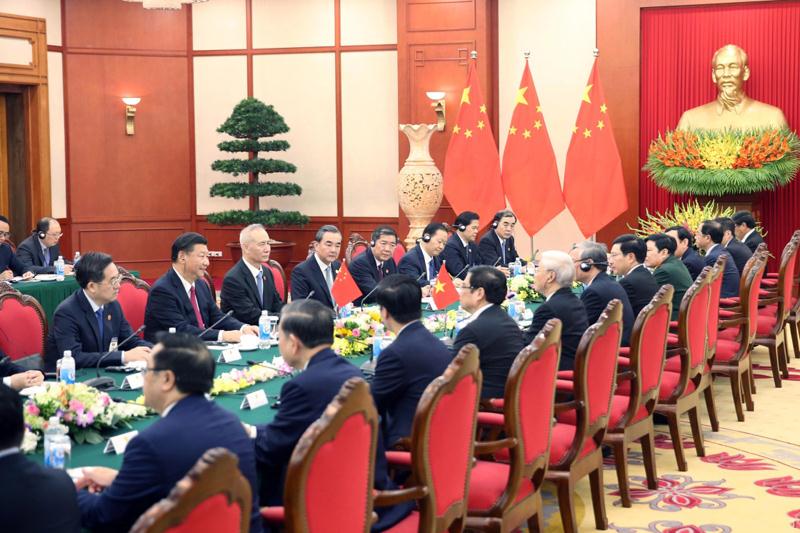 11月12日，中共中央总书记、国家主席习近平在河内越共中央驻地同越共中央总书记阮富仲举行会谈。
