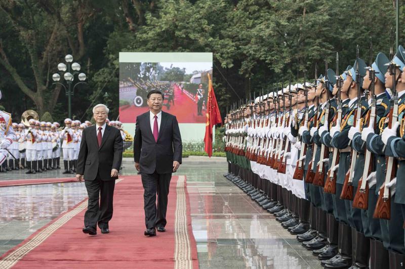 11月12日，中共中央总书记、国家主席习近平在河内越共中央驻地同越共中央总书记阮富仲举行会谈。这是会谈前，阮富仲在主席府广场为习近平举行盛大欢迎仪式。