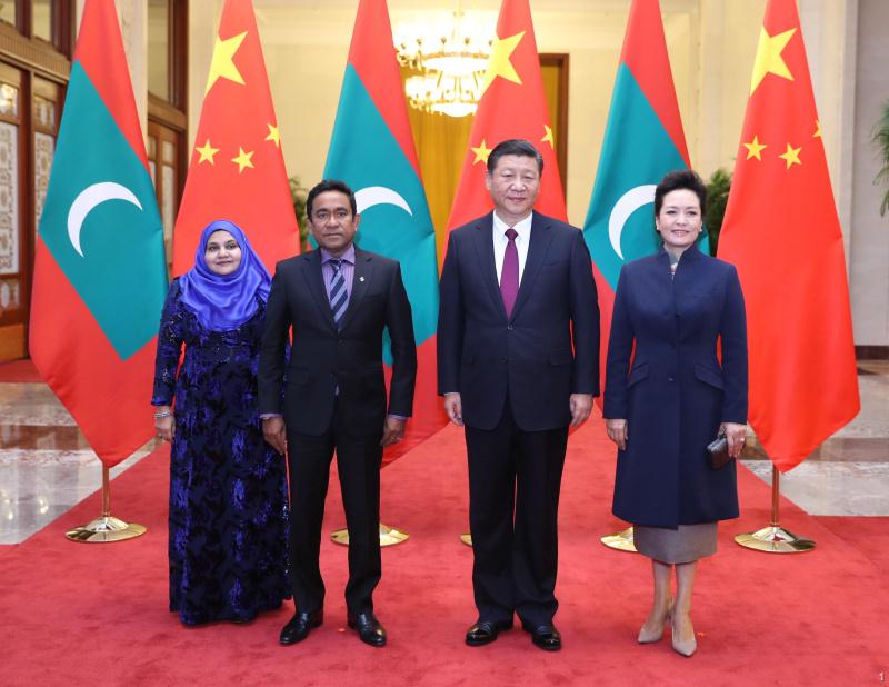 12月7日，国家主席习近平在北京人民大会堂同来华进行国事访问的马尔代夫总统亚明举行会谈。这是习近平和夫人彭丽媛同亚明夫妇合影。