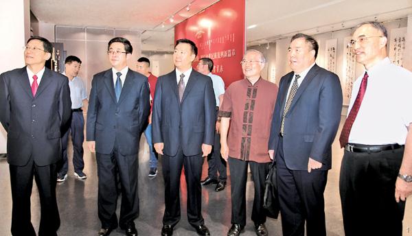 自治区党委台湾工作办公室、政府台湾事务办公室主任杨利民在致辞中表示,内蒙古自治区是我国成立的第一个省级民族自治区,开创了内蒙古发展的新纪元。70年来,在中国共产党的正确领导下,内蒙古各族儿女守望相助、团结奋斗、一往无前,参与和见证了内蒙古波澜壮阔的发展历程。70年来,在党的民族政策的光辉照耀下,内蒙古自治区政治安定、经济发展、文化繁荣、民族团结、社会和谐。此次书画展展出的作品,热情讴歌了以习近平同志为核心的党中央对内蒙古各族人民的亲切关怀,真切描绘了内蒙古自治区成立70年的辉煌成就;海外书画家们通过作品,