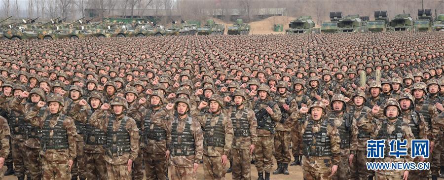 1月3日上午,中央军委隆重举行2018年开训动员大会,中共中央总书记、国家主席、中央军委主席习近平向全军发布训令。这是主会场部队官兵宣誓。