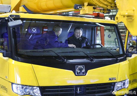 2017年12月12日下午，正在徐工集团考察的习近平，坐进刚下线的XCA220型全地面起重机驾驶室，向技术人员详细询问起重机的性能、产量、价格等。