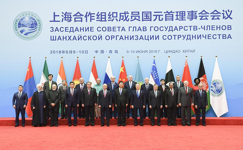 6月10日，上海合作组织成员国元首理事会第十八次会议在青岛国际会议中心举行。国家主席习近平主持会议并发表重要讲话。这是会前，习近平同与会各方在迎宾厅集体合影。