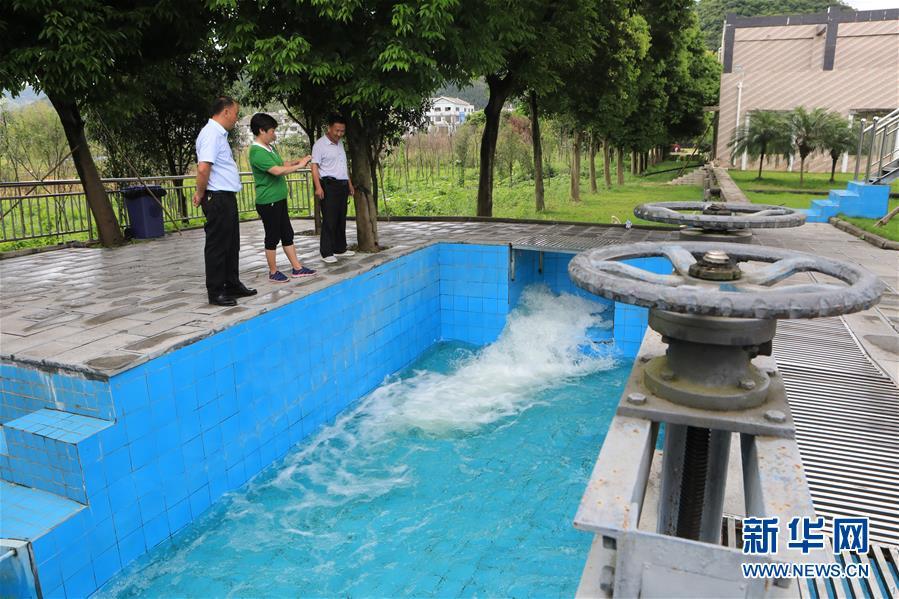 　　2018年7月15日，贵州兴义市桔山河市级河长葛佳华（中）、镇级河长陈再云（左）和村级河长陈明君在桔山污水处理厂的出水口进行巡查。新华社记者 欧东衢 摄