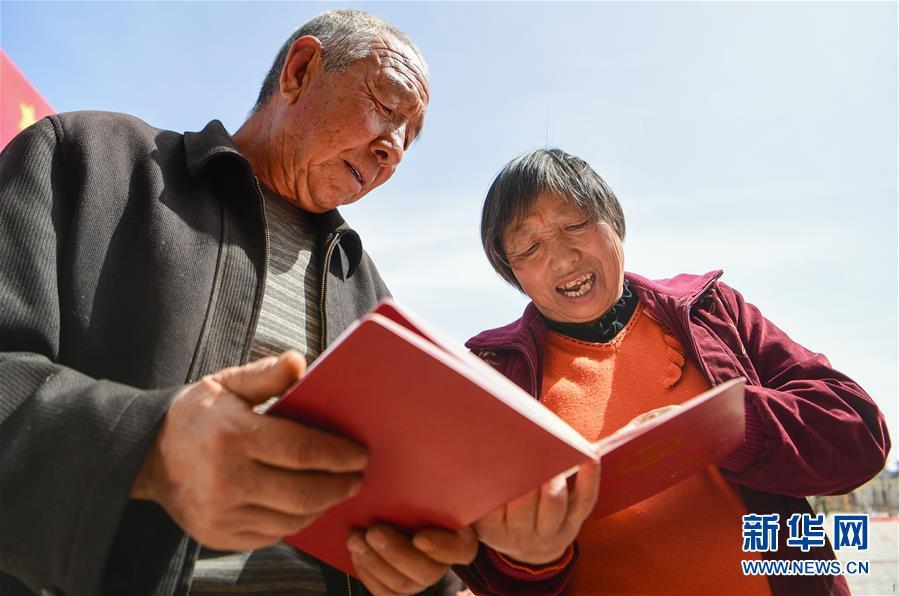 　　2018年4月12日，内蒙古自治区首批农村土地承包经营权颁证现场会在呼和浩特市武川县耗赖山乡举行，当地46户农民率先领到农村土地承包经营权证。这是村民翻看刚领到的农村土地承包经营权证。新华社记者 连振 摄
