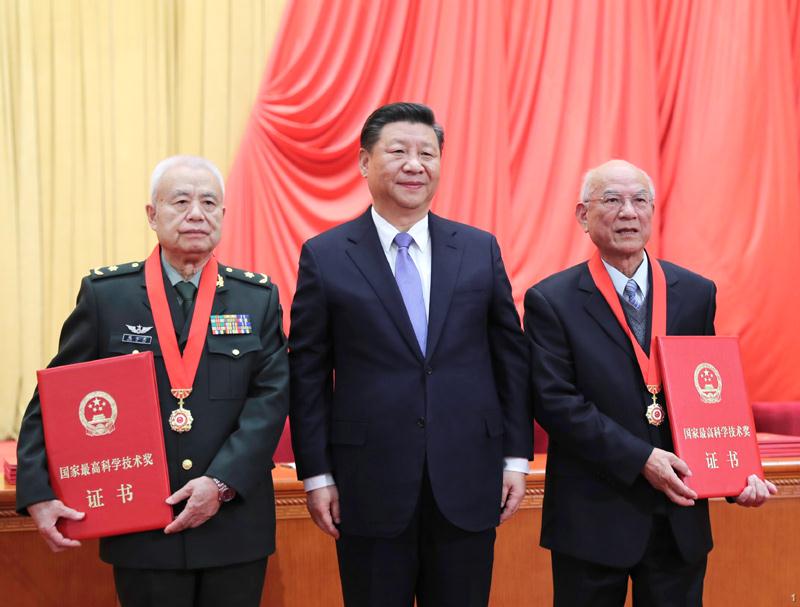 1月8日，2018年度国家科学技术奖励大会在北京人民大会堂隆重举行。中共中央总书记、国家主席、中央军委主席习近平向获得2018年度国家最高科学技术奖的哈尔滨工业大学刘永坦院士（右）和中国人民解放军陆军工程大学钱七虎院士（左）颁奖。