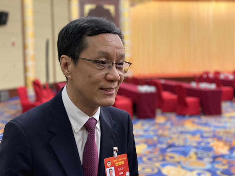 　　△冯远征委员，北京人民艺术剧院演员队队长。他告诉《时政新闻眼》，他理解的“人艺精神”是“一棵菜”精神，台前幕后的每一个工种都像菜心、菜帮、菜叶一样紧紧包裹在一起，认认真真对待每一场演出。