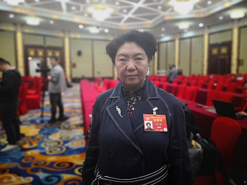 　　△田沁鑫委员，中国国家话剧院副院长、导演。（央视记者李雪荣拍摄）