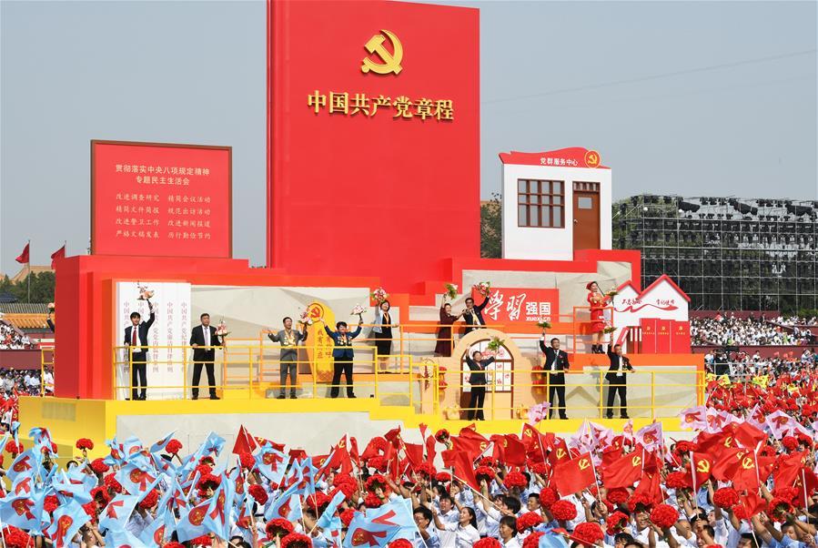 2019年10月1日上午，庆祝中华人民共和国成立70周年大会在北京天安门广场隆重举行，这是群众游行中的“从严治党”方阵。新华社记者 刘军喜 摄