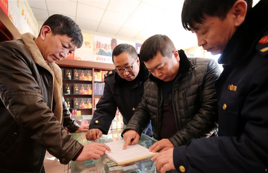 河北大厂回族自治县纪检干部和工商局稽查人员走访一家烟酒礼品商店，了解有无公款消费情况（2019年1月22日摄）。新华社记者 王晓 摄