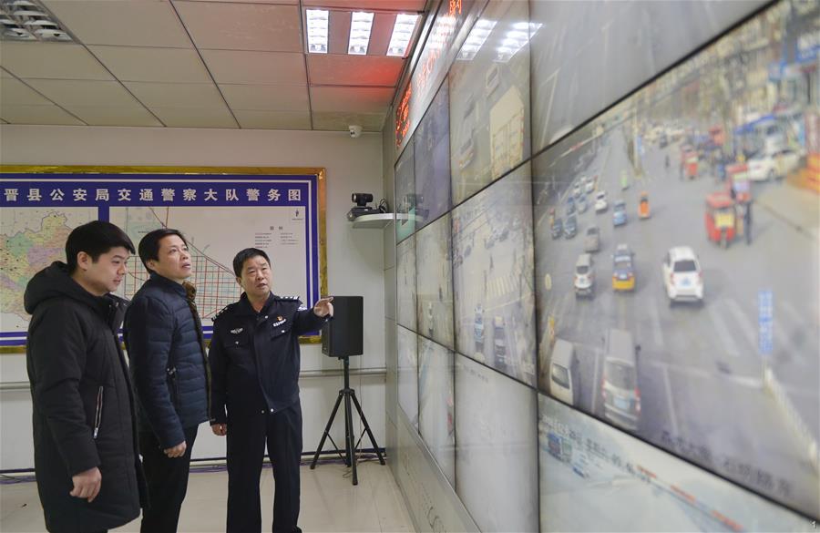 河北省宁晋县纪检干部借助公安机关交通监控系统，实时查看公车运行轨迹，严查公车私用问题（2018年12月29日摄）。 新华社记者 牟宇 摄
