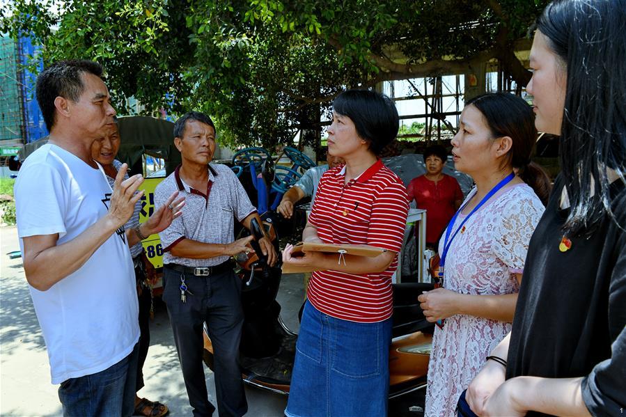 福建省福清市巡察人员在玉屏街道石井村向村民了解惠民资金发放情况（2019年7月24日摄）。新华社记者 张国俊 摄