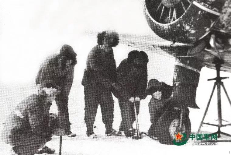 △用气筒给飞机轮胎打气