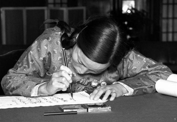 　　△出席第一届全国人民代表大会第一次会议的人大代表申纪兰在报到（1954年9月摄）