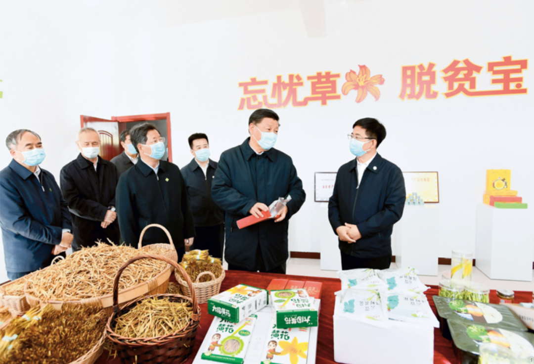 　　△2020年5月11日，习近平在大同市云州区西坪镇坊城新村技能培训服务站，察看黄花产业相关产品展示。