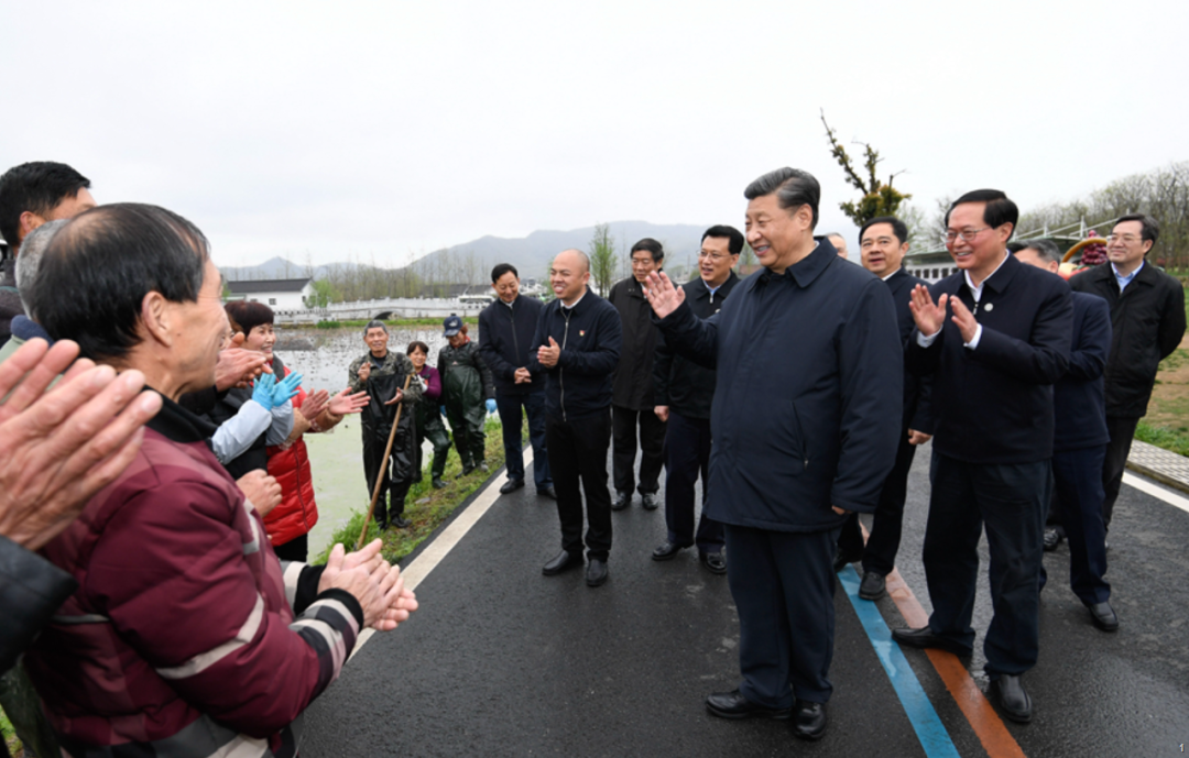 　　△2020年3月30日，习近平在湖州市安吉县天荒坪镇余村考察调研，同正在清理荷塘的村民亲切交流，询问春耕备耕情况。