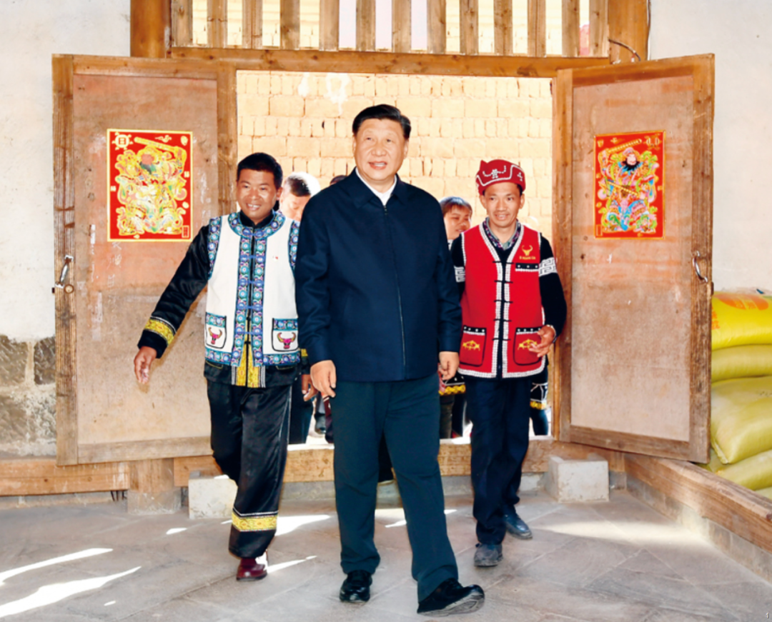 　　△2020年1月19日，习近平在腾冲市清水乡三家村中寨司莫拉佤族村村民李发顺家察看，了解居住环境。