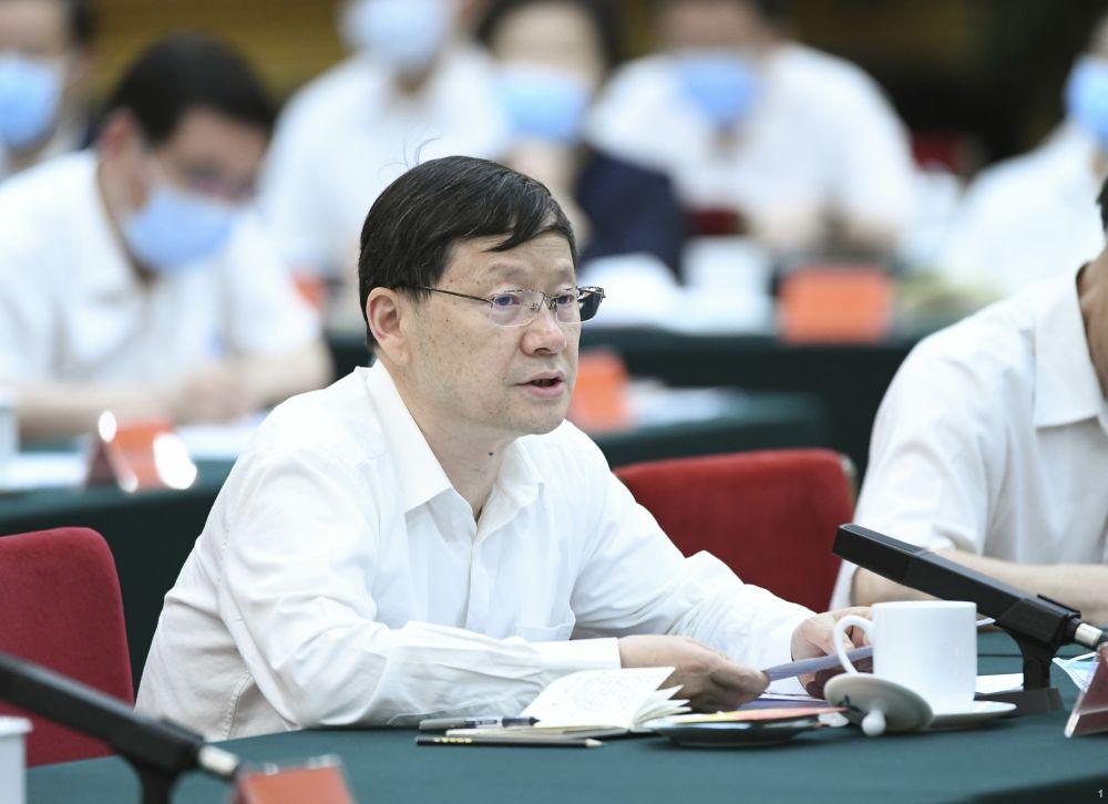 杨维中在座谈会上发言。新华社记者　殷博古　摄