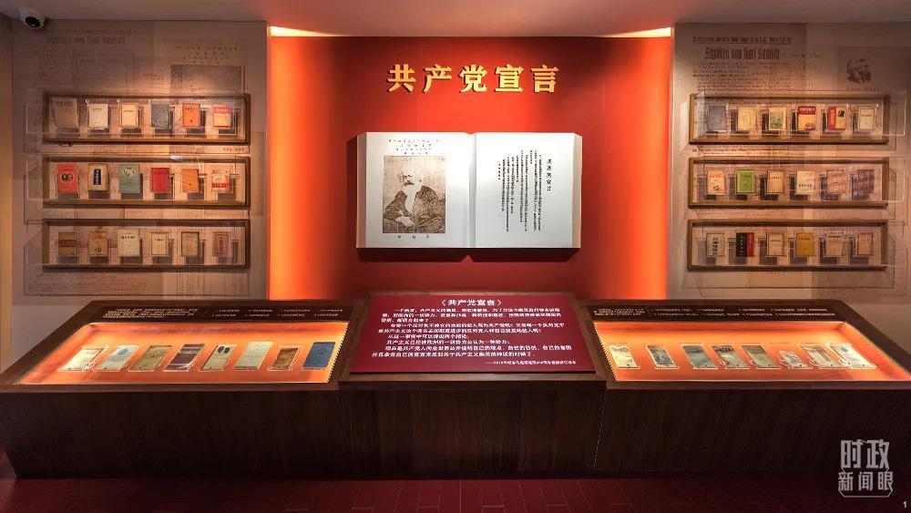 　　△北大红楼《共产党宣言》主题展区。2021年6月，总书记到此参观时曾强调北大是五四运动的策源地。（图/视觉中国）
