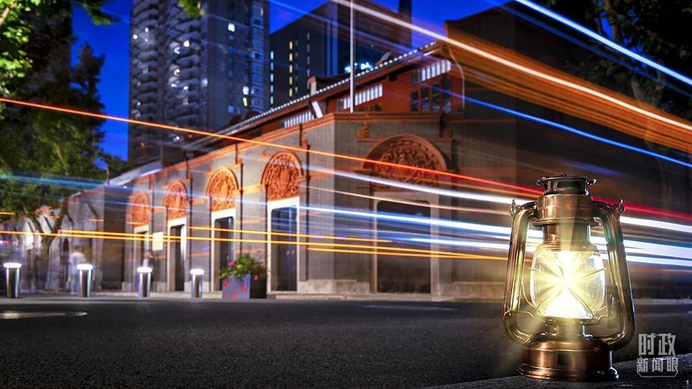 △上海，夜色中的中共一大会址。（图/视觉中国）