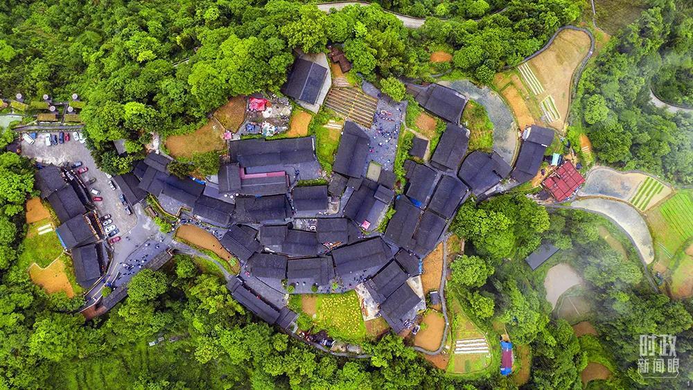 　　△湖南湘西十八洞村。2013年11月，习近平在十八洞村考察时提出“精准扶贫”理念。（图/视觉中国）