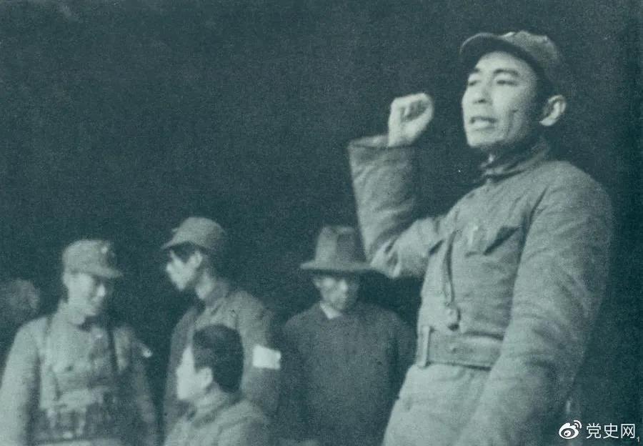 1939年2月23日，周恩来到皖南新四军军部，传达中央关于新四军向北向敌后发展的方针。