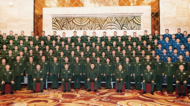 2021年7月21日至23日,中共中央总书记、国家主席、中央军委主席习近平来到西藏,祝贺西藏和平解放70周年,看望慰问西藏各族干部群众。这是23日上午,习近平在拉萨亲切接见驻西藏部队官兵代表,向驻西藏部队全体指战员致以诚挚的问候,对驻西藏部队作出的突出贡献给予充分肯定。 新华社记者 李刚/摄