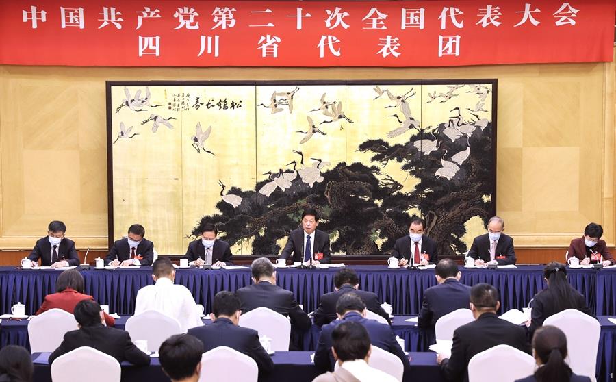 10月17日，栗战书同志参加他所在的党的二十大四川代表团讨论。