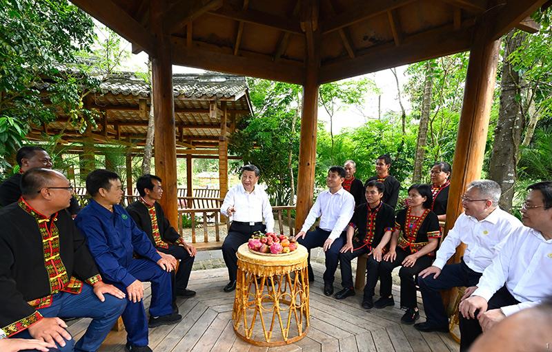 4月10日至13日,中共中央总书记、国家主席、中央军委主席习近平在海南考察。这是11日下午,习近平在五指山市水满乡毛纳村,同当地干部群众亲切交谈。新华社记者 李学仁 摄