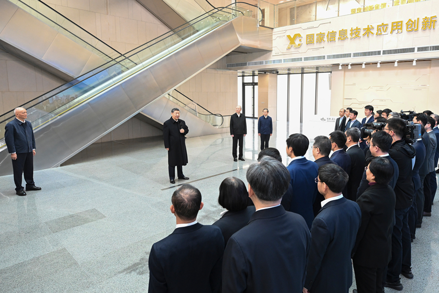   2月9日至10日，中共中央总书记、国家主席、中央军委主席习近平在北京考察并看望慰问基层干部群众。这是9日上午，习近平在位于北京亦庄的国家信创园考察时，同科研人员和科技企业负责人代表交流。