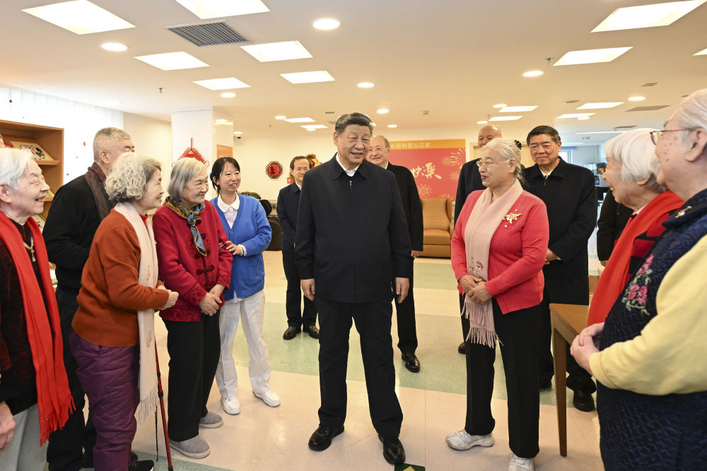   2月9日至10日，中共中央总书记、国家主席、中央军委主席习近平在北京考察并看望慰问基层干部群众。这是10日上午，习近平在西城区“吾老·新街”养老服务街区银龄老年公寓考察时，同老人们亲切交流。