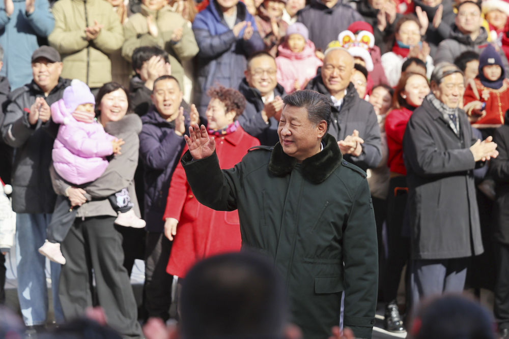   2月9日至10日，中共中央总书记、国家主席、中央军委主席习近平在北京考察并看望慰问基层干部群众。这是10日上午，习近平在东城区隆福寺街区考察时，向现场群众挥手致意。